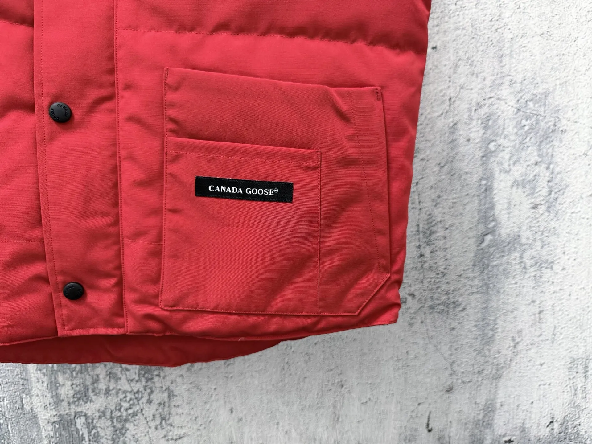 【Canada Goose】Canada Goose #Freestyle Crew 4154M Men’s and Women’s Vest Down# ➖ Imported Behringer embroidery machine and customized 10,000-needle embroidery logo! ➖ Imported 21-count polyester-cotton blended original fabric, using Feather-Light 10D waterproof coating fabric, made of 84.5% polyester fiber and 15.5% cotton, 100% the best feel in the entire network! ➖ The official website of Authentic synchronizes the national standard 80 white duck down, and will never mislead by false claims such as 90 down or goose down! ➖ 100% nylon nylon lining with double double-layer sealing design to prevent velvet from running away. Top-grade polar fleece is used in the collar and pockets to keep warm and comfortable! ➖ Yoshida YKK provides original custom-made electroplated sliders. YKK two-way lockable zippers are tight and smooth and will not peel off paint! ➖ 3M composite original Velcro is durable, and all accessories and hardware are disassembled and customized! ⛔No slander, no exaggeration, no need for too much copywriting, because it is focused, it is professional! SIZE: XS S M L XL XXL